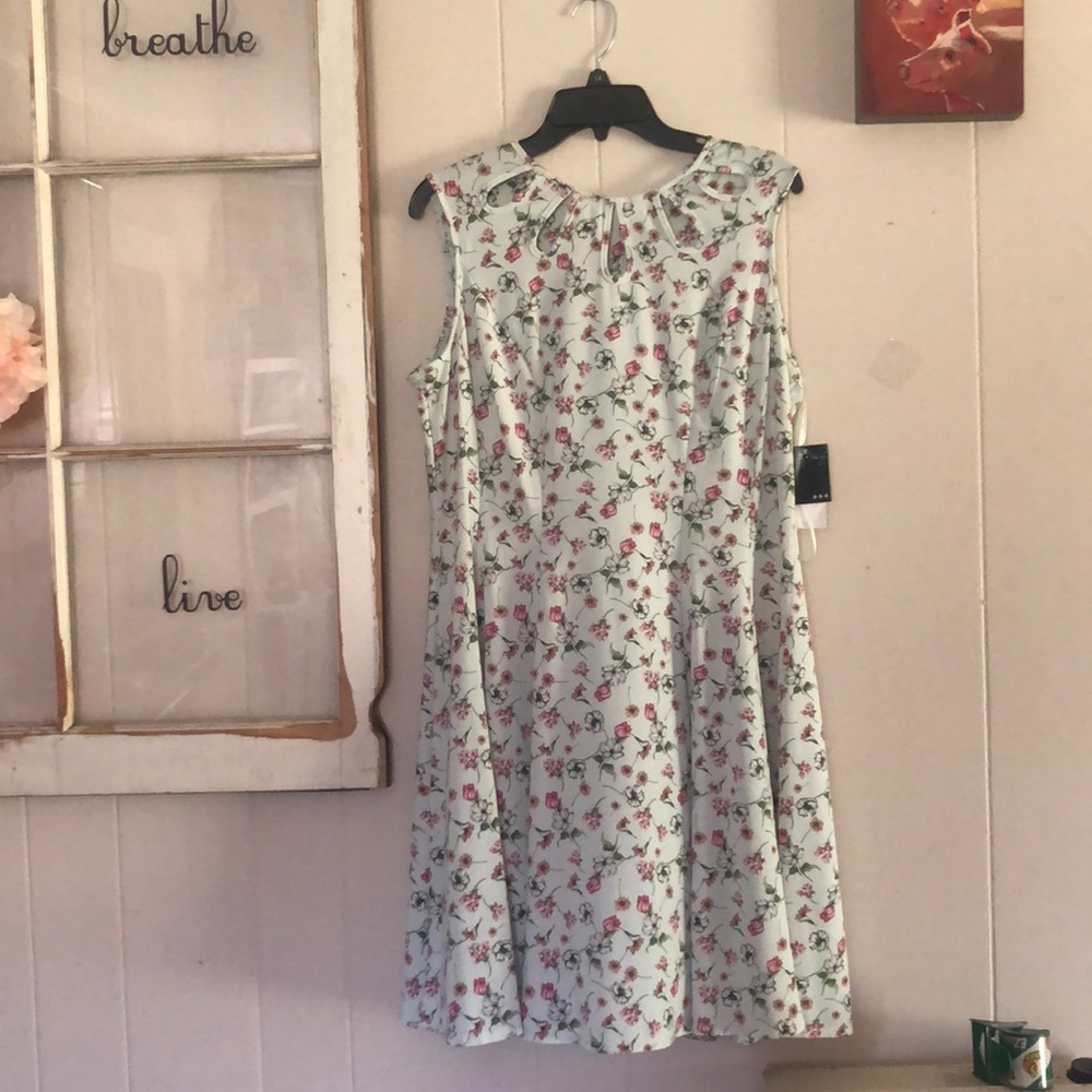Cute dress.